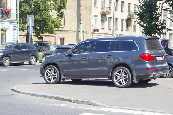 Автомобиль Mercedes нарушает правила парковки на тротуаре — стоковое фото