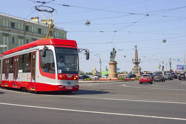 St. Petersburg sokaklarındaki tramvayın hareketi.