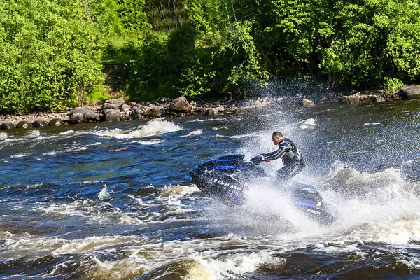 Un homme fait du scooter le long de la rivière Vuoks — Photo