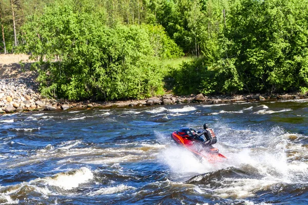 Un hombre monta una moto acuática a lo largo del río Vuoks — Foto de Stock