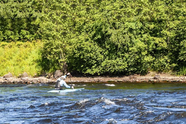 Un homme fait du scooter le long de la rivière Vuoks — Photo