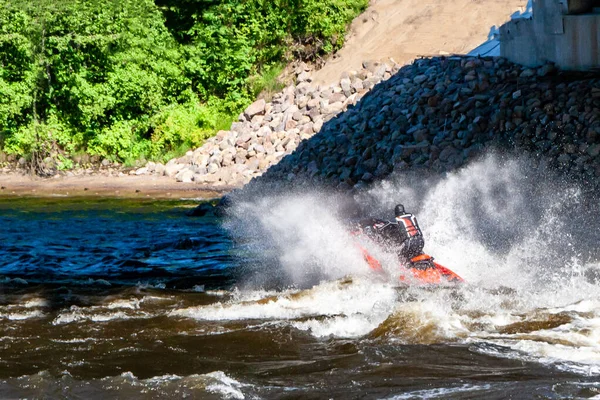 Un homme fait du scooter le long de la rivière Vuoks — Photo