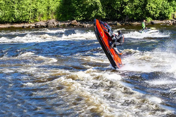 Un homme fait du scooter le long de la rivière Vuoks — Photo