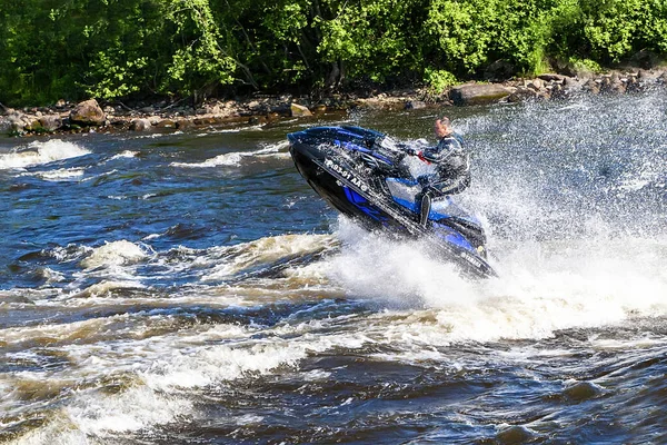 Un homme fait du scooter le long de la rivière Vuoks — Photo