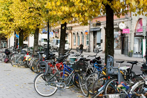 Odkryty parking rowerowy wzdłuż sklepów w dzień — Zdjęcie stockowe