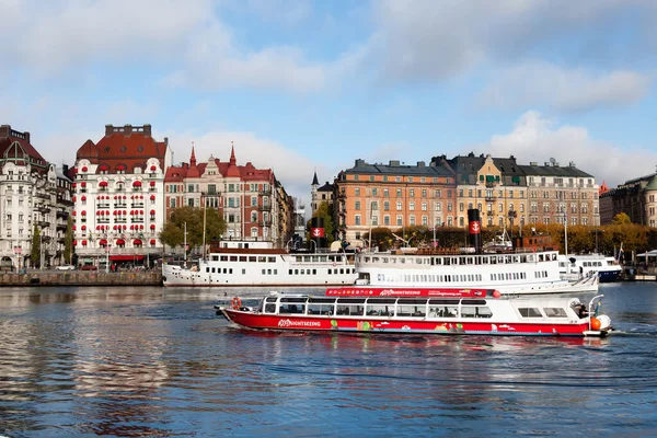 Pleasure boat runs along the rivers of Stockholm — Stock Photo, Image