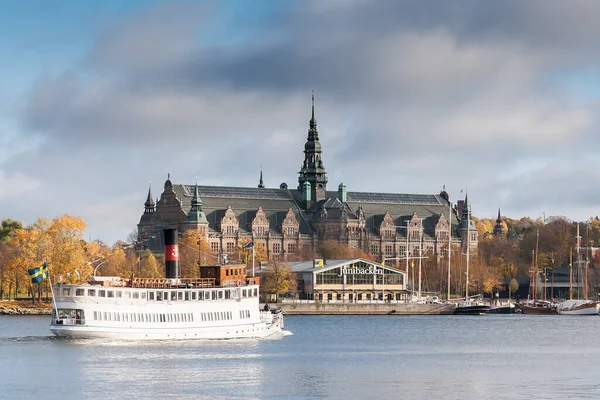 Barco de recreio corre ao longo dos rios de Estocolmo — Fotografia de Stock