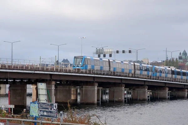 Metró vonat áthalad egy hídon a folyó felett — Stock Fotó