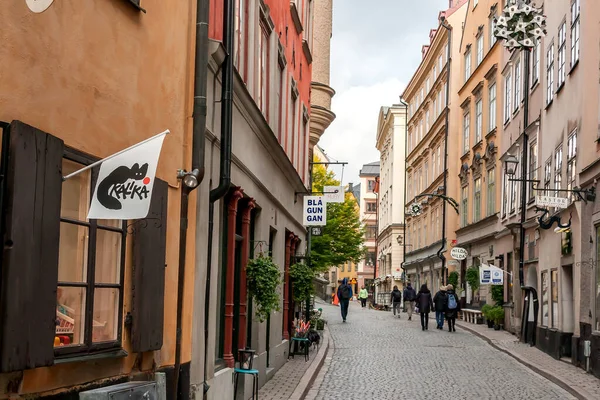 Die Bewegung der Menschen auf der Straße in der Stockholmer Altstadt. — Stockfoto