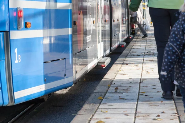 Движение трамвая по улицам Стокгольма — стоковое фото