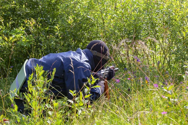 Deux Personnes Jouant Airsoft Caché Dans Une Embuscade Derrière Clôture — Photo