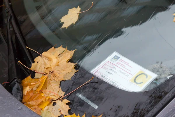 フィンランド ヘルシンキ2016年10月27日 車のガラスの下の駐車券 フィンランドでは 駐車券はフロントガラスの下に配置されます — ストック写真