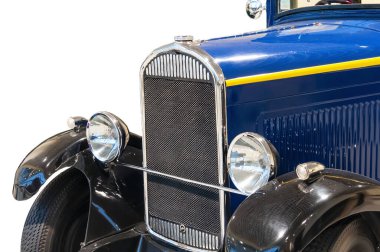 Beyaz arka planda farları olan antika bir arabanın ön tarafı...