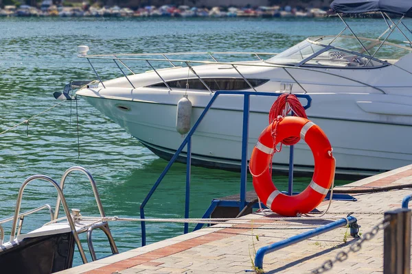 Boat Moored Pier Clear Summer Day — Stock Photo, Image