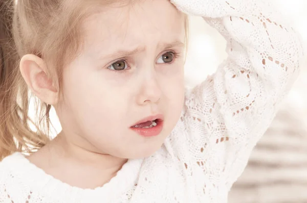 Close Retrato Uma Menina Choramingando Três Anos Idade Vestido Leve Imagem De Stock