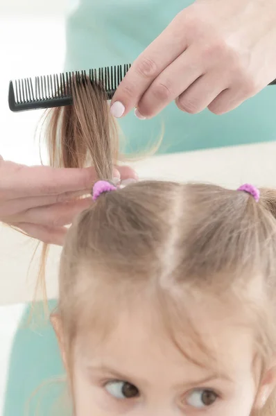 Hands Mother Combing Little Girl Who Does — Stock Photo, Image