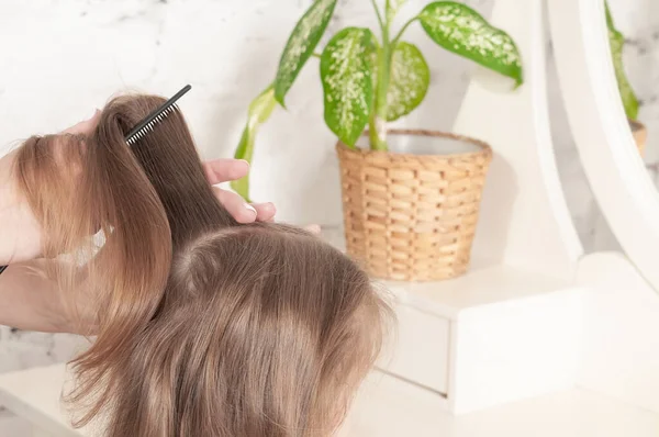 Mother Combing Her Comb Little Three Year Old Girl Red — Stock Photo, Image