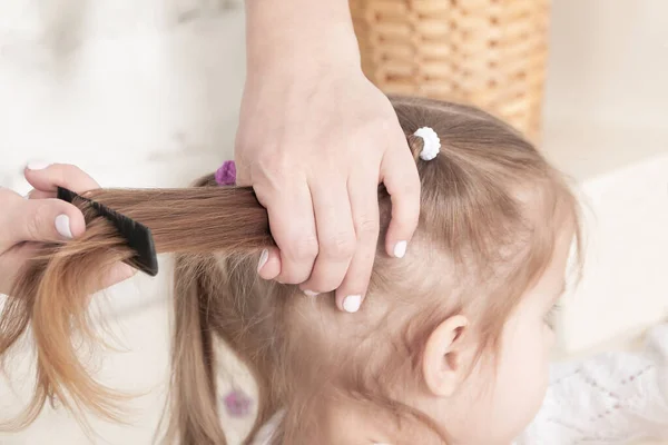 Mãe Mãos Pentear Pente Pequena Menina Três Anos Idade Uma — Fotografia de Stock