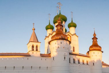 Rostov Kremlin yaz gün. Rusya'nın altın yüzük.