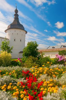 Açık bir yaz gününde Rostov Kremlin 'in arka planında güzel çiçekler
