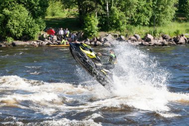 Losevo, RUSSIA-Jule 02, 2017: Bir adam Vuoks Nehri boyunca su motosikleti sürüyor. Su sporları Rusya 'da popülerdir. Su sporları Rusya 'da yaygındır
