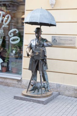 ST.- PETERSBURG, RUSSIA - 24 Eylül 2016: St. Petersburg caddesindeki fotoğrafçı anıtı. St. Petersburg 'da birçok anıt vardır.