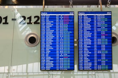 St. Petersburg, RUSSIA-24 Şubat 2017: Pulkovo havaalanından kalkış ve varış uçuşları. Pulkovo, Rusya 'daki en büyük uluslararası havaalanıdır.