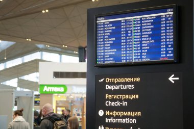 St. Petersburg, RUSSIA24 Şubat 2017: Pulkovo havaalanından kalkış ve varış uçuşları. Pulkovo, Rusya 'daki en büyük uluslararası havaalanıdır.