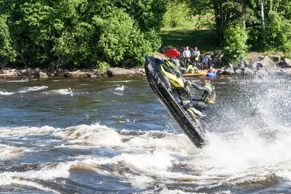ロセボ ロシア 2017年7月2日 男はブークス川に沿ってウォータースクーターに乗っています ロシアではウォータースポーツが人気です ロシアではウォータースポーツが一般的です — ストック写真