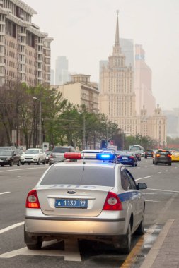 Moskova, RUSSIA - 04 Mayıs 2018: Moskova 'da trafik polisleri devriye arabaları. Moskova 'da sokaklarda birçok polis memuru görev başında.