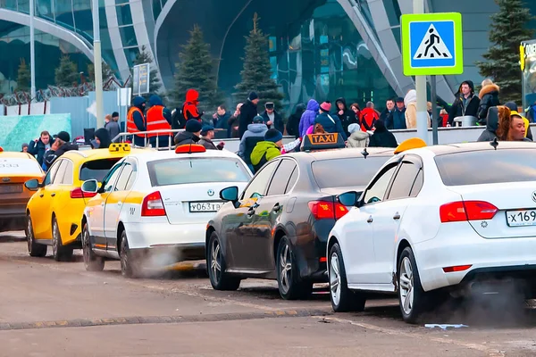 モスクワ ロシア 2020年2月15日 タクシーはシェレメチェヴォ空港のターミナルにあります ロシアでは タクシーは一般的な交通手段です — ストック写真
