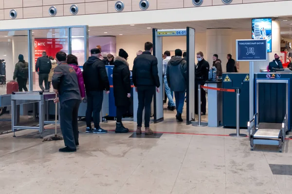 Москва Россия Февраля 2020 Года Пассажиры Проходят Контроль Входе Аэропорт — стоковое фото