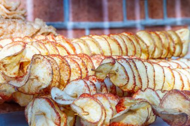 Güneşli bir bahar gününde dışarıda yuvarlak patates cipsi şiş.