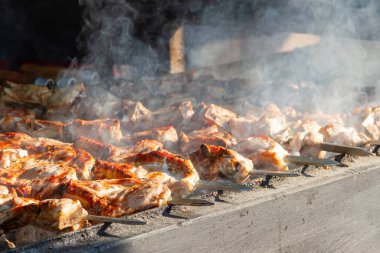 Güneşli bir yaz gününde ızgarada güzel bir barbekü.