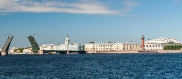 晴れた日にサンクトペテルブルク市内の描かれた宮殿橋のパノラマ — ストック写真