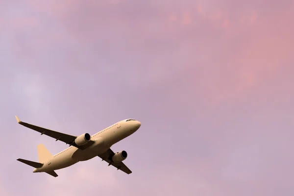 Avião Passageiros Decola Belo Céu Pôr Sol Verão — Fotografia de Stock