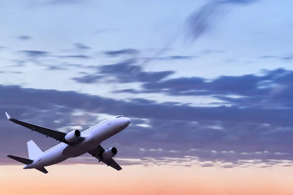 客机在美丽的日落天空中起飞 — 图库照片