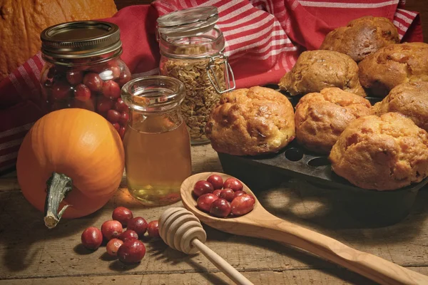Muffins met verse cranberries op tafel — Stockfoto