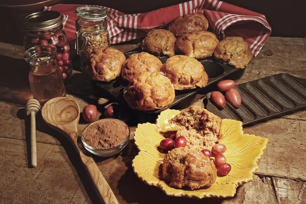 Preiselbeermuffins mit Beeren auf dem Tisch — Stockfoto