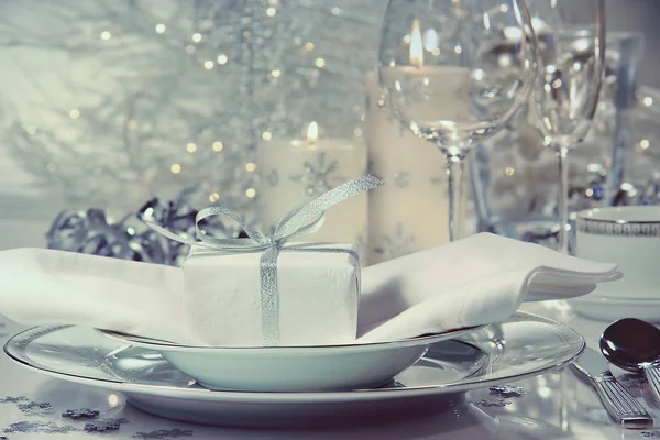 Feestelijk diner instelling met cadeau — Stockfoto