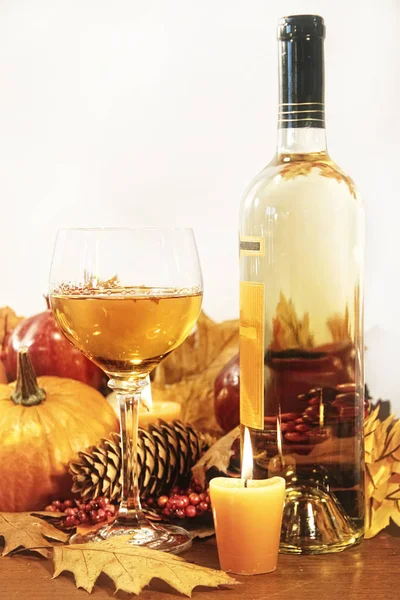 Festliga dekorationer med vin och levande ljus för Thanksgiving — Stockfoto