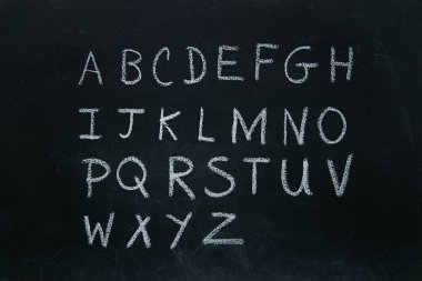 Alfabe harfleri tebeşirle yazılan 