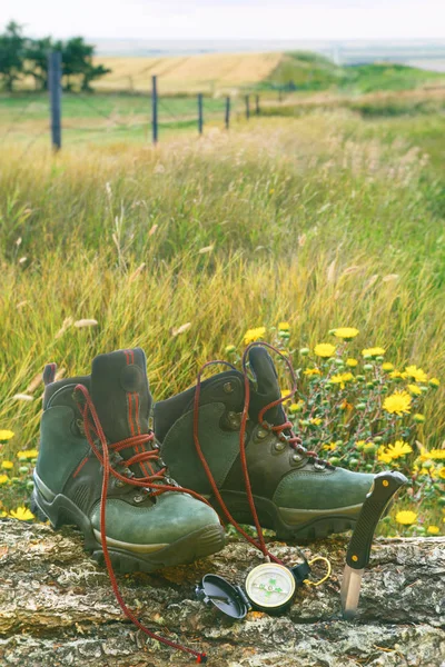 Buty trekkingowe z nożem i kompas na dziennik w dziedzinie — Zdjęcie stockowe