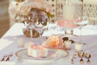 Masada pembe kurdeleli küçük bir hediye.