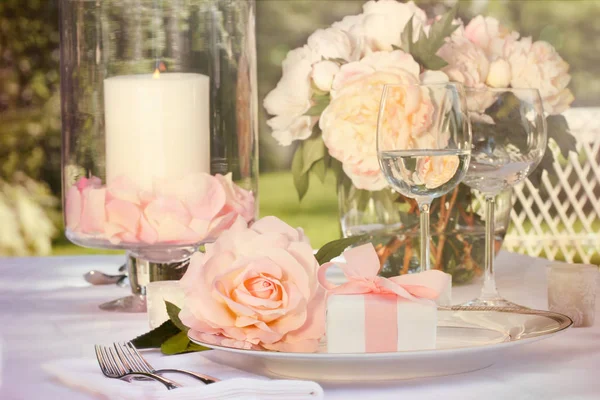 테이블 분홍색 장미가 — 스톡 사진