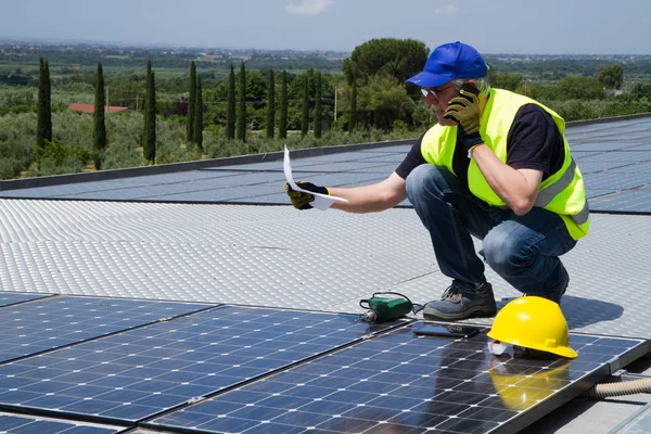 Plaatsing Van Fotovoltaïsche Panelen Een Dak Van Een Gebouw — Stockfoto