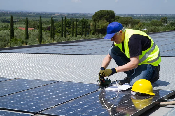 Montaggio Pannelli Fotovoltaici Sul Tetto Edificio — Foto Stock