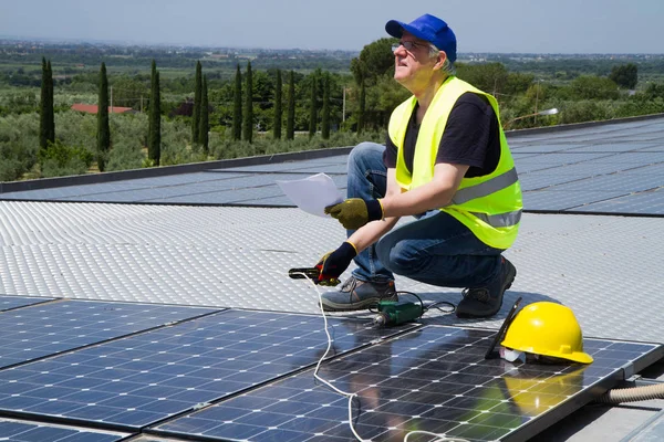 Montáž Fotovoltaických Panelů Střeše Budovy — Stock fotografie