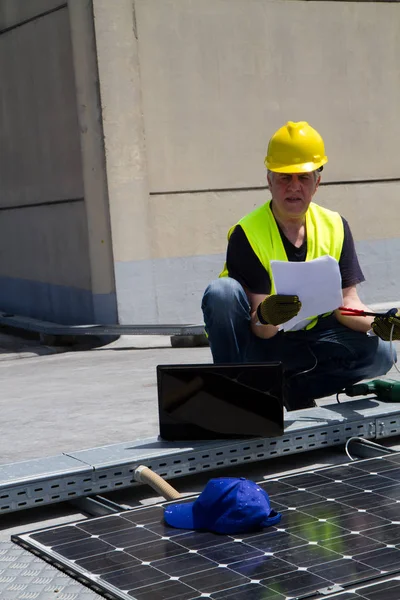 Obrero cualificado que trabaja con paneles fotovoltaicos —  Fotos de Stock