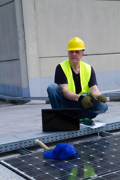Facharbeiter arbeiten mit Photovoltaikmodulen — Stockfoto